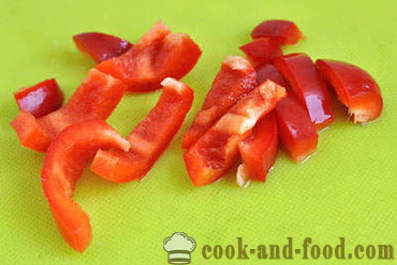 Receptų salotos agurkai, pomidorai ir cukinijos