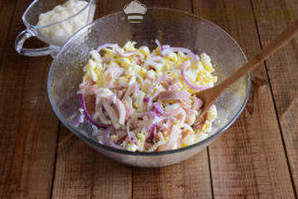 Kalmarai salotos su sūriu ir kiaušiniais