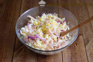 Kalmarai salotos su sūriu ir kiaušiniais