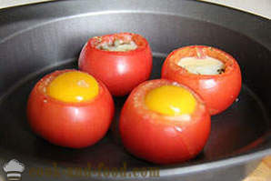 Įdaryti pomidorai su kiaušiniu ir sūriu