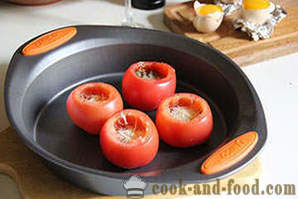 Įdaryti pomidorai su kiaušiniu ir sūriu