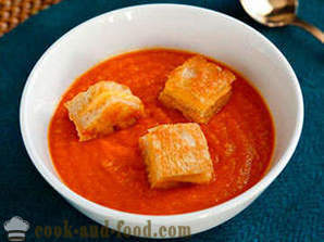 Pomidorų sriuba su kepintos duonos skrebučiais