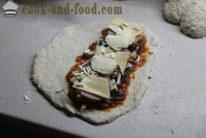 Pica Perlenkta su vištiena namuose - Kaip padaryti, kad Calzone namus, žingsnis po žingsnio receptas nuotraukomis