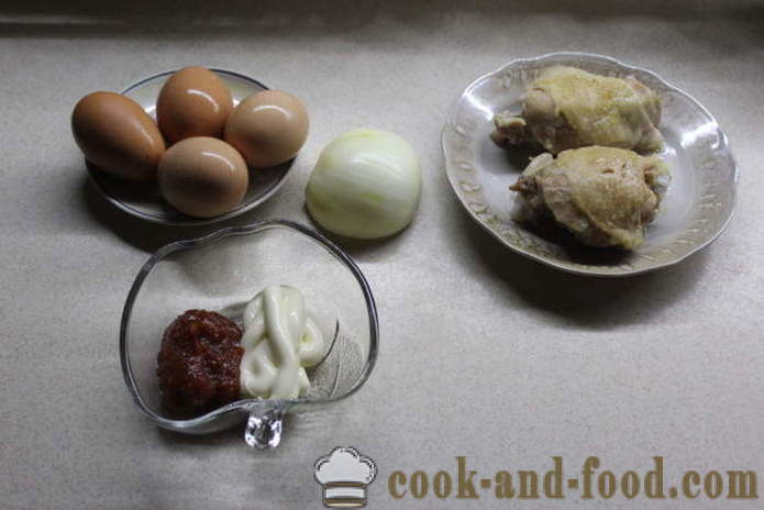 Sluoksniuotas salotos su vištiena ir marinuotais svogūnais - Kaip paruošti salotas su marinuotais svogūnais ir vištiena, su po žingsnio receptas nuotraukomis žingsnio