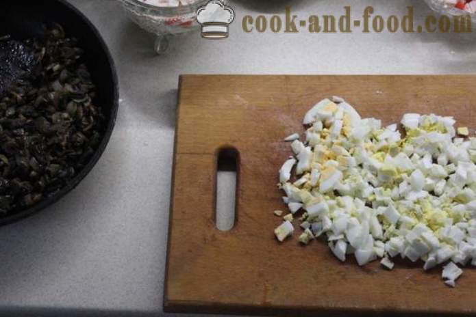 Sluoksniuotas krabų salotos su ryžiais ir grybais - kaip virėjas krabų salotos su ryžiais ir grybais, žingsnis po žingsnio receptas nuotraukomis