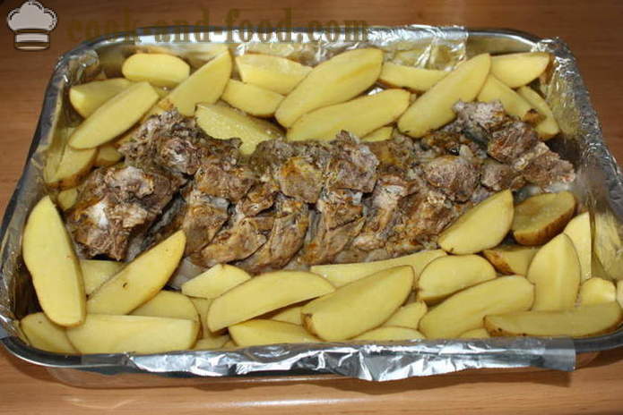 Keptos kiaulienos šonkauliukai su bulvėmis orkaitėje - kaip keptos bulvės su šonine, žingsnis po žingsnio receptas nuotraukomis