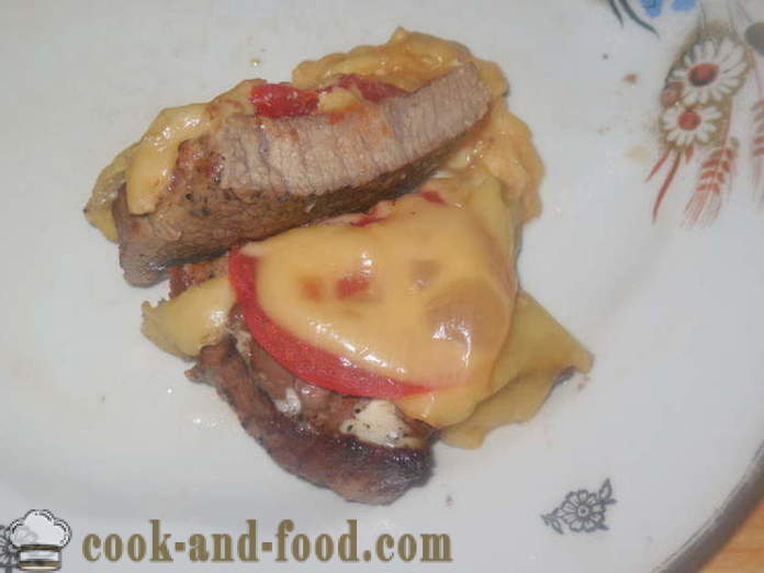 Mėsa su pomidorais ir sūriu orkaitėje - kaip virėjas sultingas mėsos orkaitėje, su po žingsnio receptas nuotraukomis žingsnio