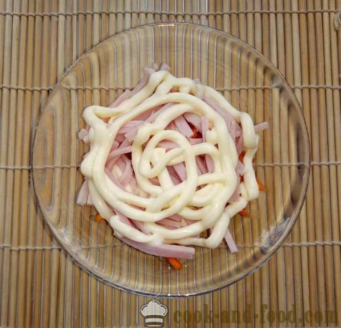 Paprasta salotos su keptomis bulvėmis - kaip padaryti, kad sluoksniuotos salotos su kumpiu, grybais ir žetonų, žingsnis po žingsnio receptas nuotraukomis