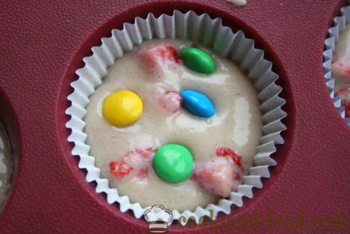 Naminis bandelės ant jogurto su braškių - kaip maistą bandelės į silikono formų, žingsnis po žingsnio receptas nuotraukų