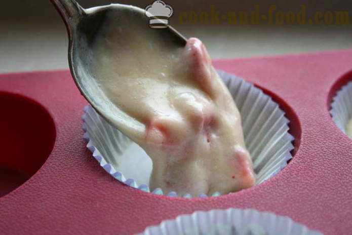 Naminis bandelės ant jogurto su braškių - kaip maistą bandelės į silikono formų, žingsnis po žingsnio receptas nuotraukų