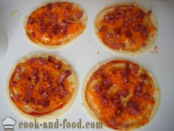 Mini picos sluoksniuotos tešlos su dešra ir sūriu - Kaip padaryti mini picos tešlos, su po žingsnio receptas nuotraukomis žingsnio