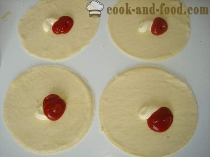 Mini picos sluoksniuotos tešlos su dešra ir sūriu - Kaip padaryti mini picos tešlos, su po žingsnio receptas nuotraukomis žingsnio