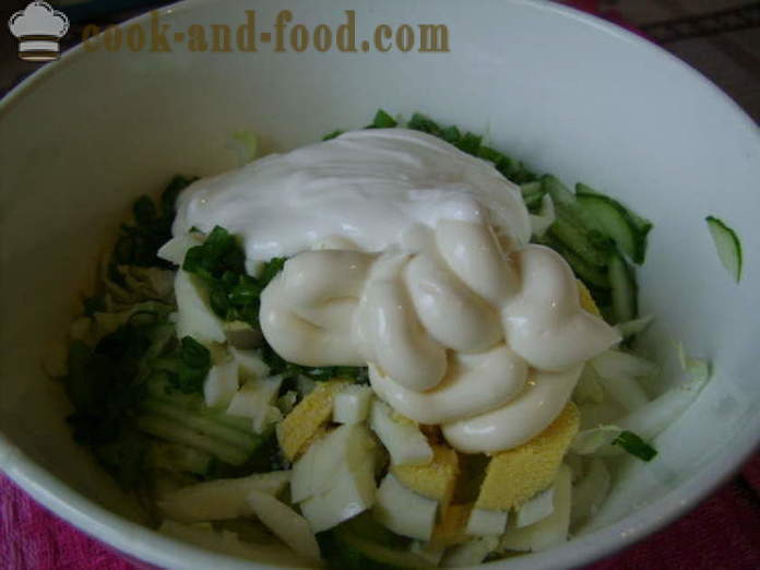Salotos su kininiai kopūstai, agurkai, kiaušinis ir svogūnų laiškų - kaip virėjas skanus salotos Kinijos kopūstai, žingsnis po žingsnio receptas nuotraukomis