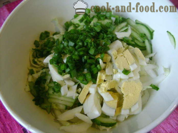 Salotos su kininiai kopūstai, agurkai, kiaušinis ir svogūnų laiškų - kaip virėjas skanus salotos Kinijos kopūstai, žingsnis po žingsnio receptas nuotraukomis