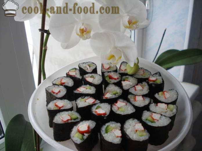 Suši su krabų lazdelėmis ir agurkų - Kaip Padaryti suši su krabų lazdelėmis namuose, žingsnis po žingsnio receptas nuotraukomis