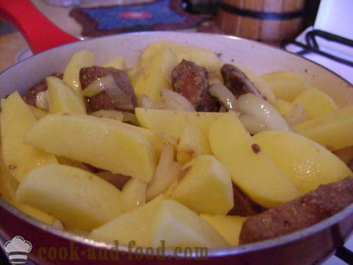 Kepenų su bulvėmis keptuvėje - kaip virėjas jautienos kepenėlės su bulvių, žingsnis po žingsnio receptas nuotraukomis