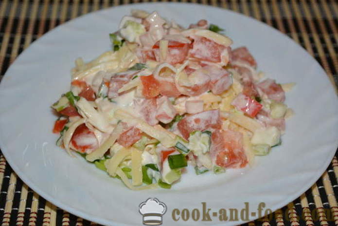 Salotos su krabų lazdelėmis, pomidorų, sūrio ir kiaušinių - kaip virėjas skanus salotos krabų lazdelės, žingsnis po žingsnio receptas nuotraukomis