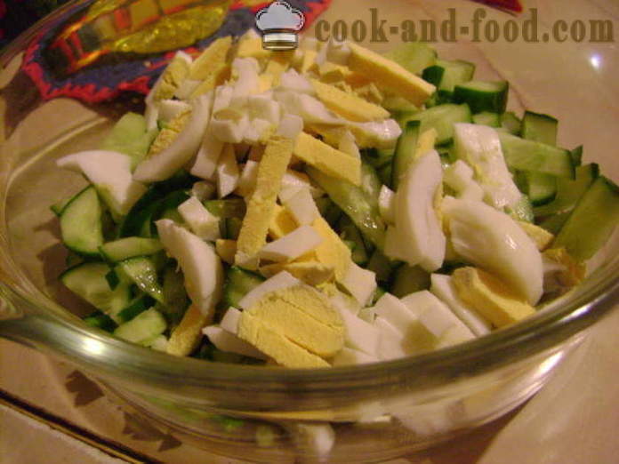 Salotos: agurkai, kiaušiniai, česnakai ir majonezu - kaip padaryti, kad agurkų salotos su majonezu, žingsnis po žingsnio receptas nuotraukomis