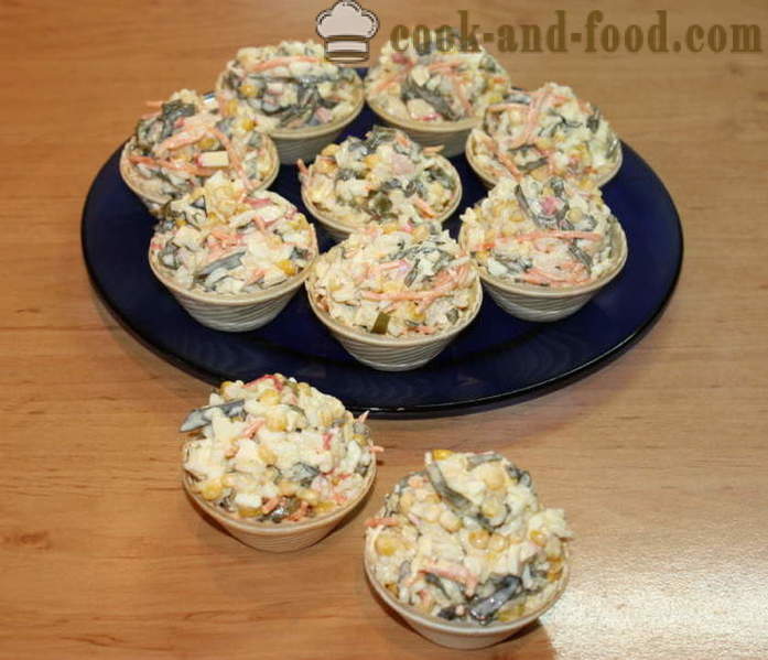 Paprastas salotos su jūros dumblių, kiaušinių ir krabų palochkami- kaip paruošti salotas su jūros dumbliais, žingsnis po žingsnio receptas nuotraukomis
