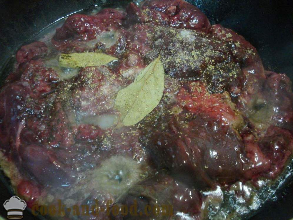Skanus vištienos kepenų ir grietine su svogūnais į keptuvę - kaip virėjas vištienos kepenis į grietinė, žingsnis po žingsnio receptas nuotraukomis