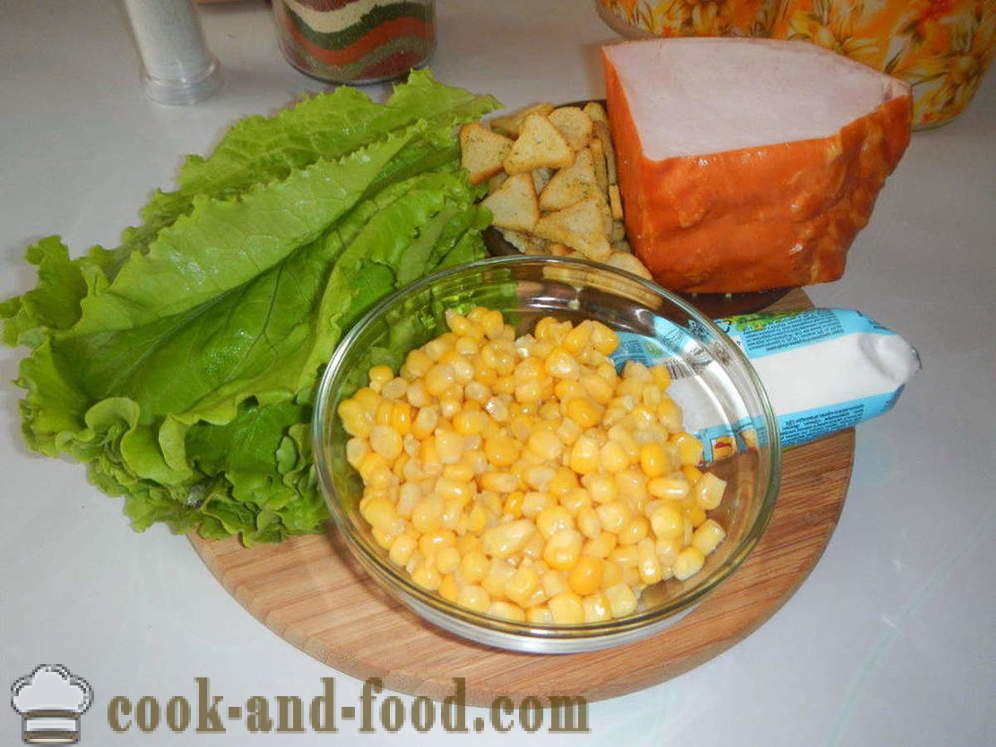 Skanus salotos su skrebučiais ir kukurūzų - Kaip greitai paruošti salotas su duonos skrebučiais ir kukurūzų, žingsnis po žingsnio receptas nuotraukomis