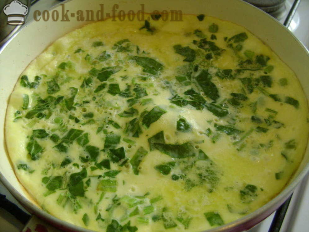 Lush plakta kiaušinienė su pienu, špinatai ir žirneliai - kaip padaryti pūkuotas omletas keptuvėje, su po žingsnio receptas nuotraukomis žingsnio