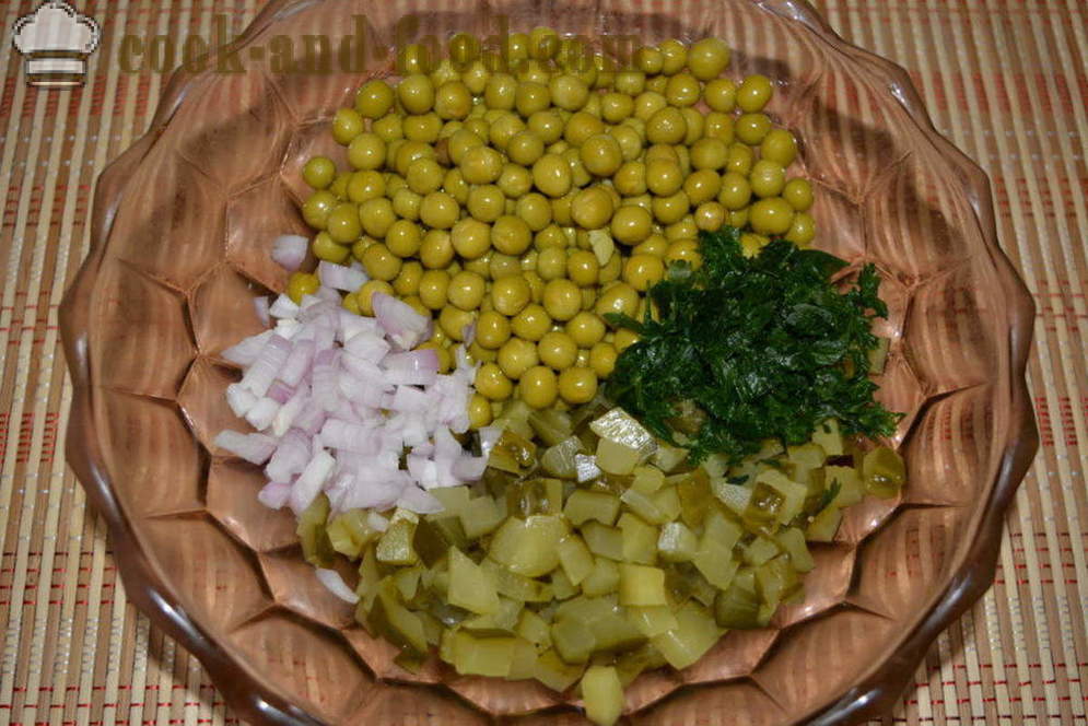 Salotos su marinuotais agurkais ir žirneliais skubėti - kaip virėjas skanus salotos iš marinuotų agurkų ir žirnelių, žingsnis po žingsnio receptas nuotraukomis