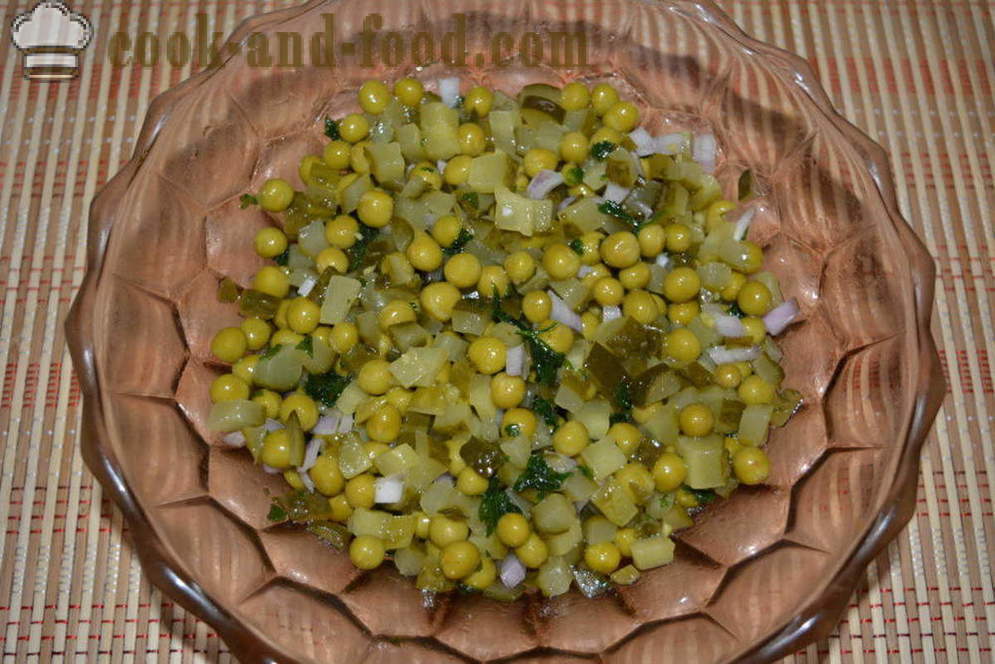 Salotos su marinuotais agurkais ir žirneliais skubėti - kaip virėjas skanus salotos iš marinuotų agurkų ir žirnelių, žingsnis po žingsnio receptas nuotraukomis