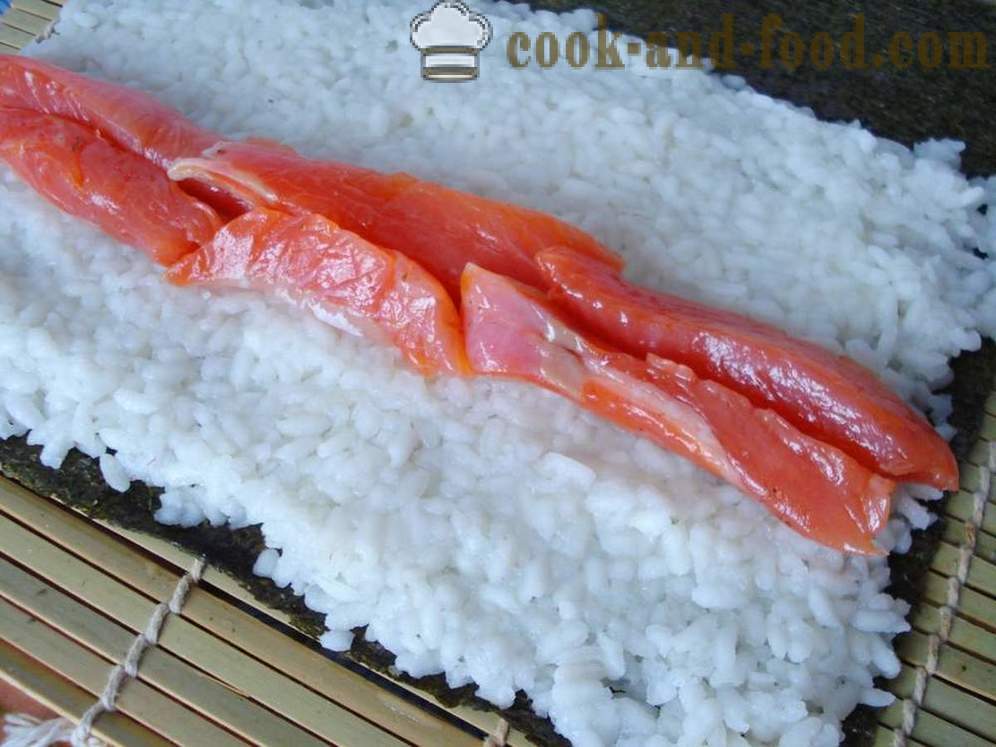 Sushi suktinukai su ryžiais ir raudonų žuvų - kaip virėjas suši ritinėlius namuose, žingsnis po žingsnio receptas nuotraukomis