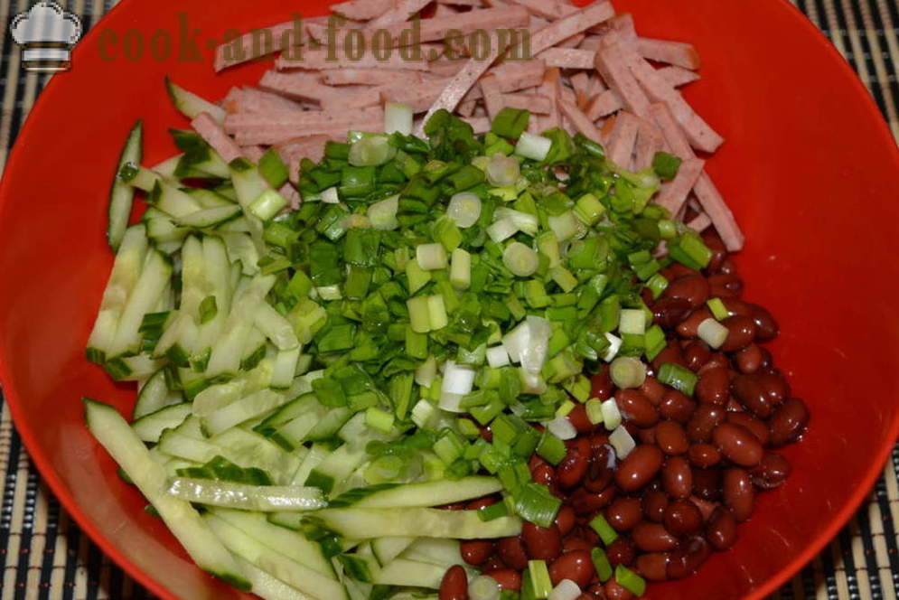Salotos su raudonųjų pupelių ir konservuoti dešra - Kaip parengti salotos su pupelėmis ir rūkyta dešra, žingsnis po žingsnio receptas nuotraukomis