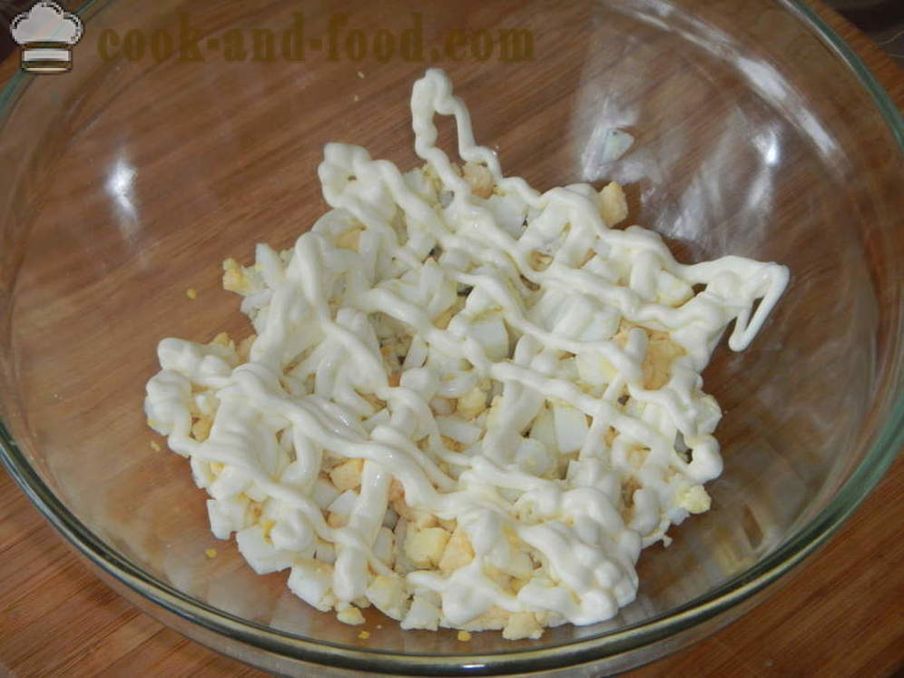 Salotos sluoksniai: vištiena, grybai, sūris ir kiaušiniai - kaip išdėstyti salotos sluoksnius, žingsnis po žingsnio receptas nuotraukomis