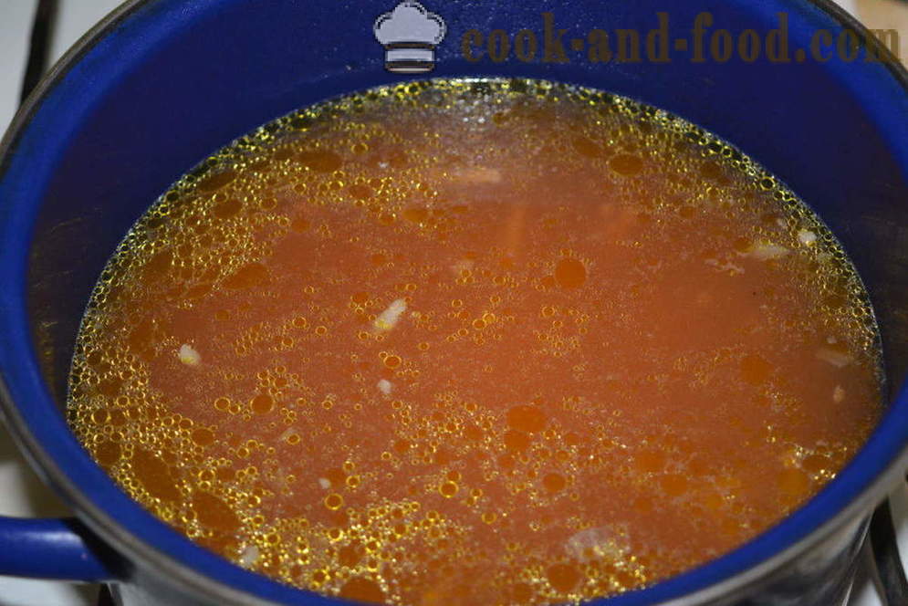 Mėsos sriuba su mėsos ir koldūnai, pagaminti iš miltų ir kiaušinių - kaip virėjas sriuba su malta mėsa su koldūnais, žingsnis po žingsnio receptas nuotraukomis