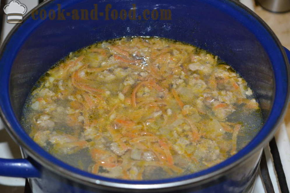 Mėsos sriuba su mėsos ir koldūnai, pagaminti iš miltų ir kiaušinių - kaip virėjas sriuba su malta mėsa su koldūnais, žingsnis po žingsnio receptas nuotraukomis