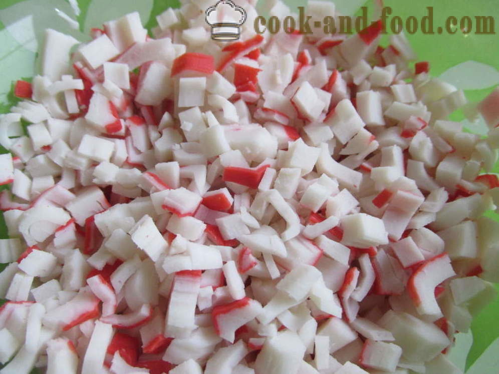 Paprasta sluoksniuotos salotos su krabų lazdelėmis - kaip parengti salotos su krabų lazdelėmis, žingsnis po žingsnio receptas nuotraukomis