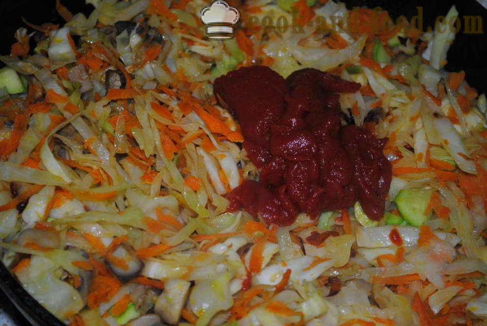 Troškinti kopūstai su grybais ir pomidorų pasta keptuvėje - kaip virėjas skanus troškinys kopūstų, žingsnis po žingsnio receptas nuotraukomis