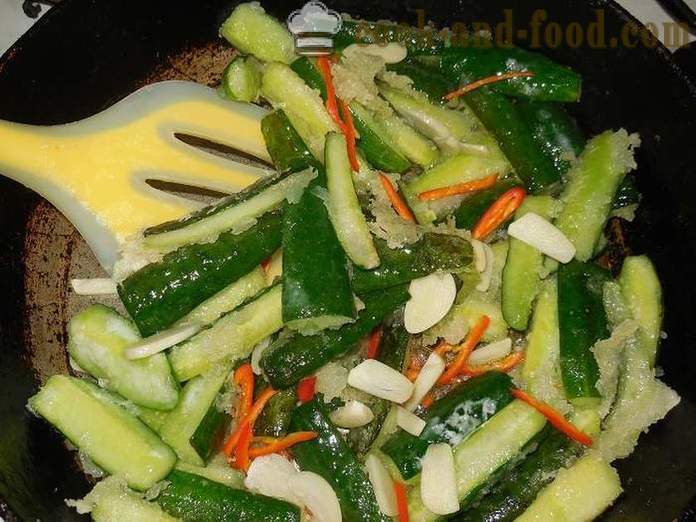 Kepta agurkai su aitriosiomis paprikomis, česnakais ir sezamo sėklų, kaip virėjas kepta agurkai - žingsnis po žingsnio receptas nuotraukomis