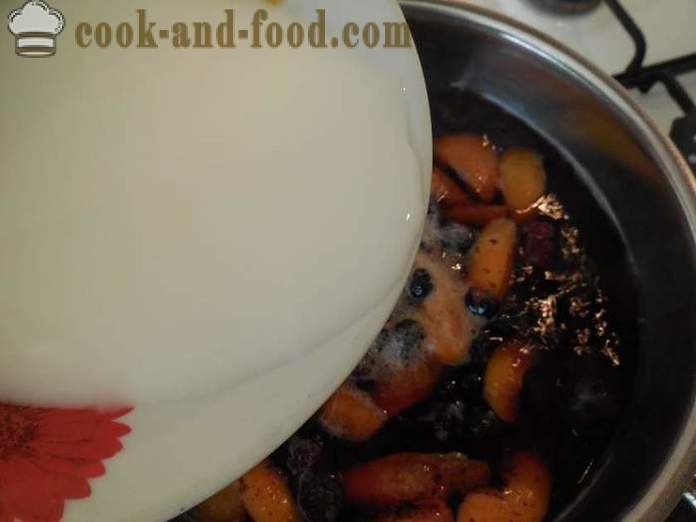 Vaisiai želė serbentų uogos, šilkmedžio vaisiai ir abrikosai ir krakmolas - kaip virėjas želė uogas ir krakmolą, su po žingsnio receptas nuotraukomis žingsnio