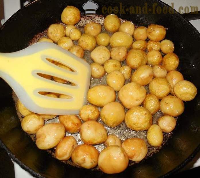Maži Naujos bulvės skrudintos visą keptuvėje su česnaku ir krapais - kaip valyti ir virkite mažą Naujos bulvės, receptas su nuotrauka