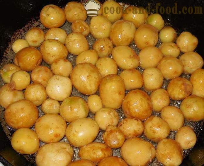 Maži Naujos bulvės skrudintos visą keptuvėje su česnaku ir krapais - kaip valyti ir virkite mažą Naujos bulvės, receptas su nuotrauka