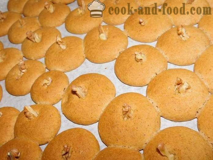Medus sausainiai su cinamonu ir riešutų skubėti - receptas su nuotraukomis, žingsnis po žingsnio, kaip padaryti medaus slapukus