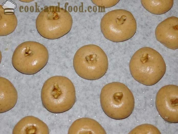 Medus sausainiai su cinamonu ir riešutų skubėti - receptas su nuotraukomis, žingsnis po žingsnio, kaip padaryti medaus slapukus
