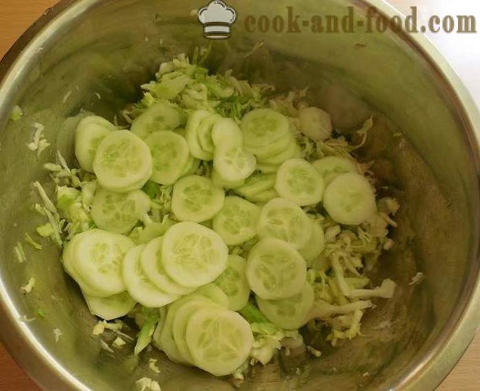 Skanus salotos jaunas kopūstais ir agurkais su actu ir saulėgrąžų aliejaus - žingsnis po žingsnio receptas nuotraukomis