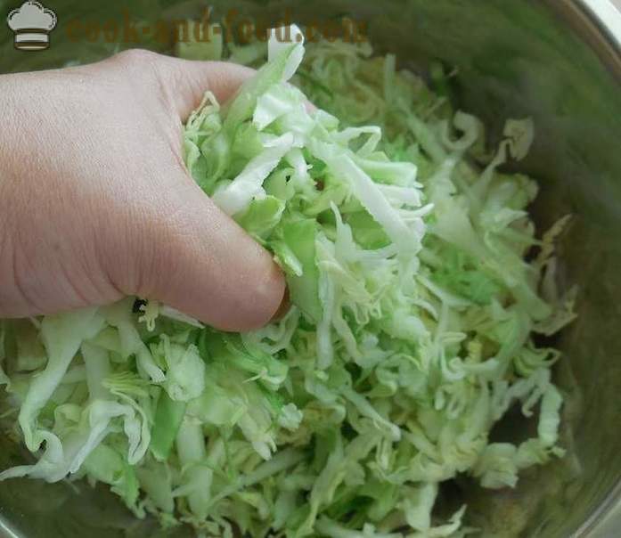 Skanus salotos jaunas kopūstais ir agurkais su actu ir saulėgrąžų aliejaus - žingsnis po žingsnio receptas nuotraukomis