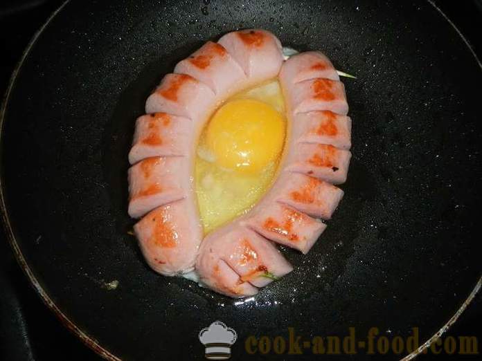 Skanūs ir gražūs kiaušiniai su dešra su pusryčių valtimi - kaip virti kepti kiaušiniai kiaušinienė keptuvėje dešros - paprastas žingsnis po žingsnio receptas nuotraukomis
