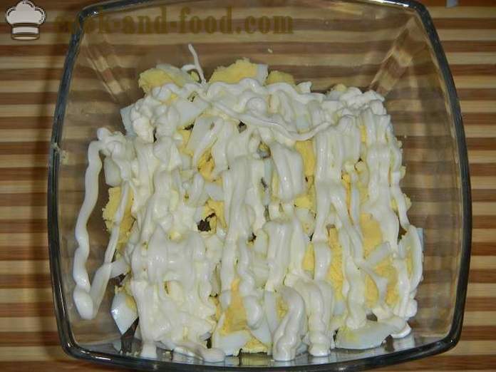 Paprasta salotos vištienos kepenų - žingsnis po žingsnio receptas kepenėlių salotos sluoksniais (su nuotraukomis).