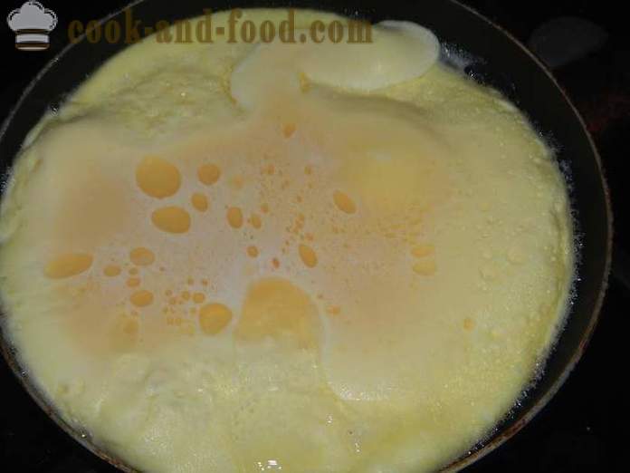 Skanus oro omletas su grietine keptuvėje - kaip virėjas plakta kiaušinienė su sūriu, receptas žingsnis po žingsnio su nuotraukomis.