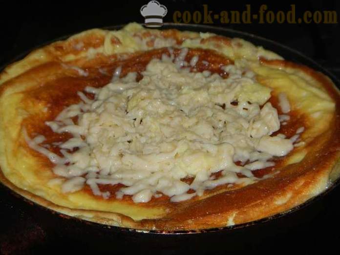 Skanus oro omletas su grietine keptuvėje - kaip virėjas plakta kiaušinienė su sūriu, receptas žingsnis po žingsnio su nuotraukomis.