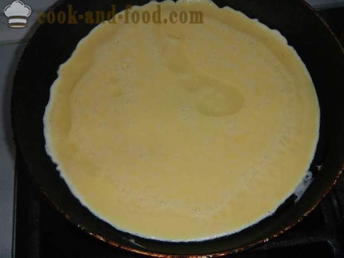 Ritinėlis Omletas su grietinėlės sūris ir eršketų - kaip virėjas omletny vyniotinis su įdaru, žingsnis po žingsnio receptai su nuotraukomis.