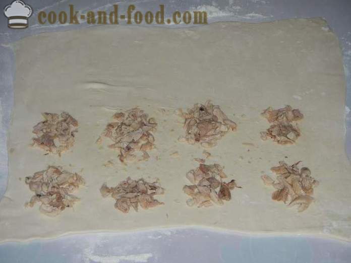 Pūkinės gatavos sluoksniuotos tešlos su vištiena - kaip padaryti stovai, žingsnis po žingsnio receptai su nuotraukomis.