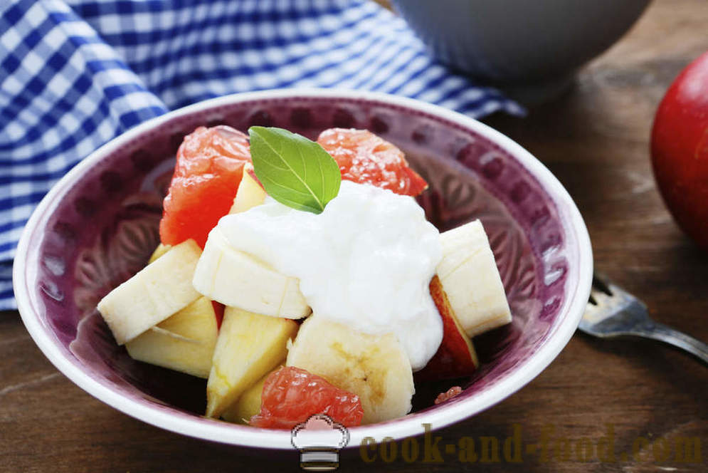 Puikus pusryčiai: vaisių salotos su jogurtu